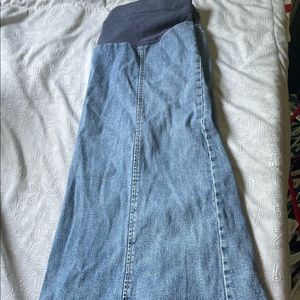 Motherhood Maternity size medium. Does show some wear, but in good condition.